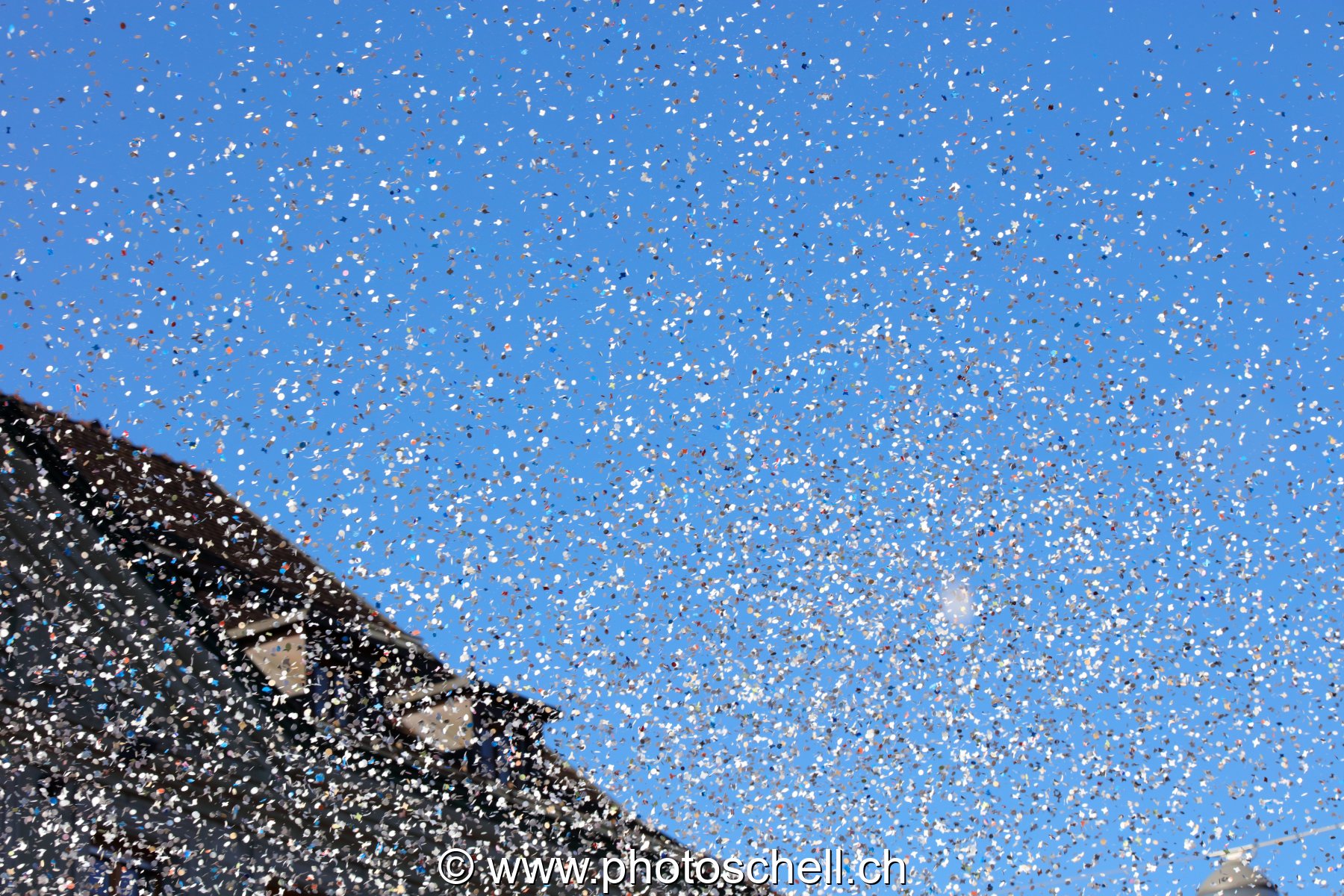 Jet de confettis au canon lors du carnaval