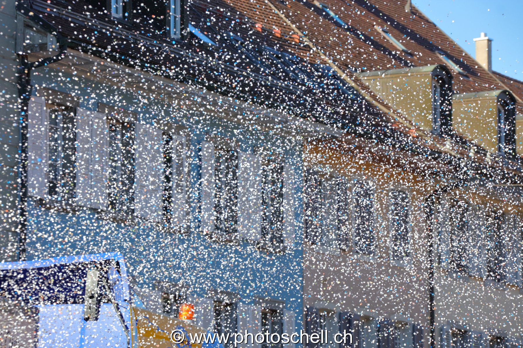 Jet de confettis au canon lors du carnaval