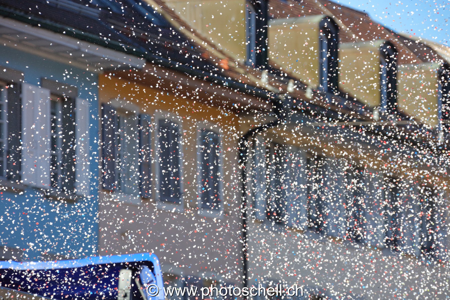 Jet de confettis au canon lors du carnaval