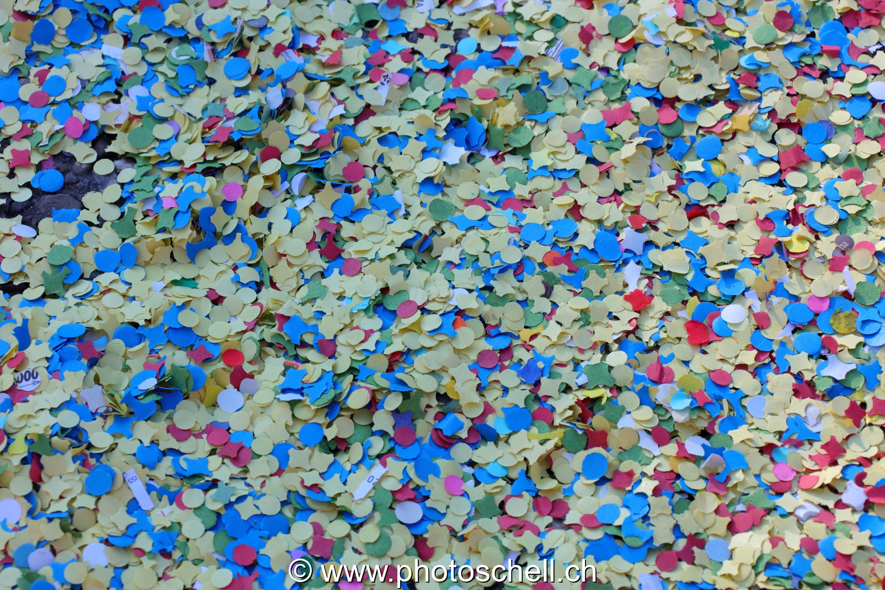 Confettis au sol à la fin du carnaval
