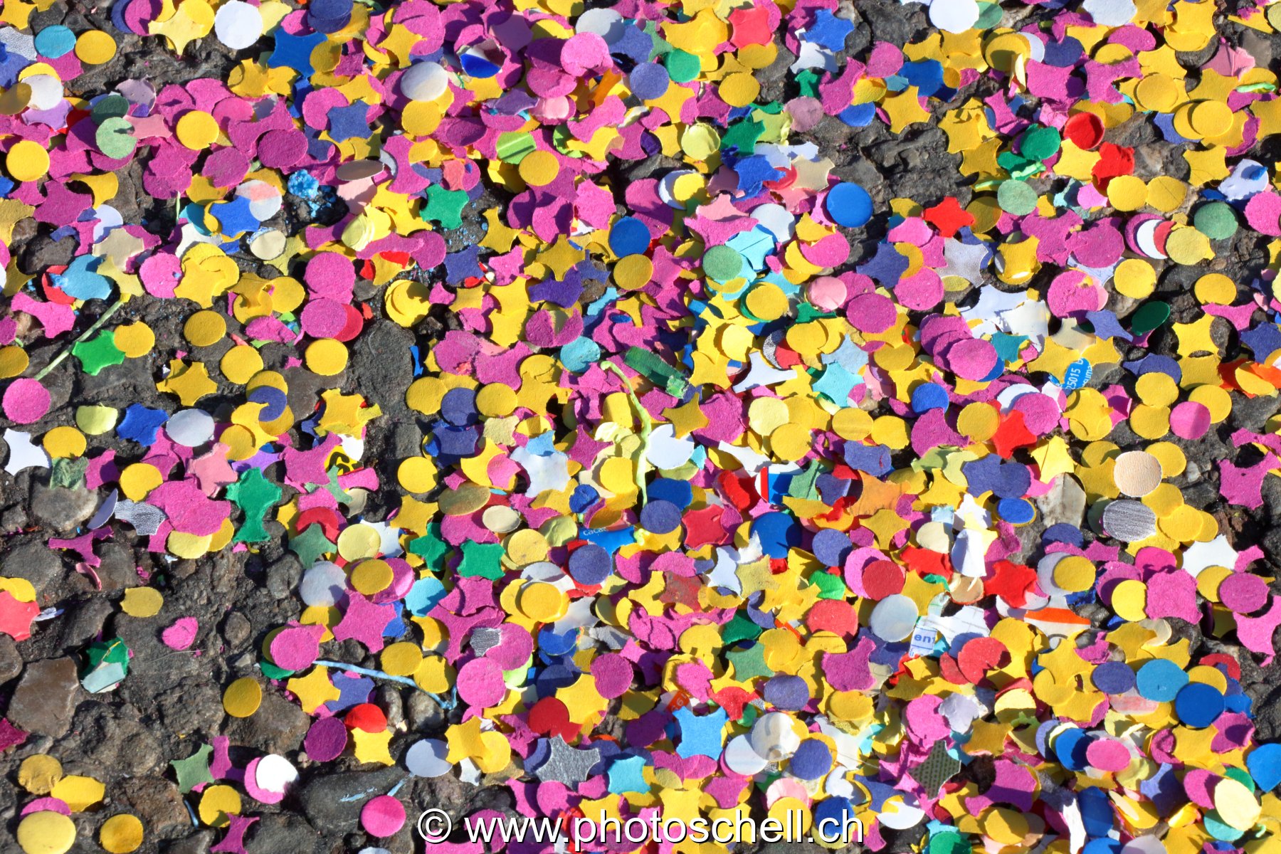 Confettis au sol à la fin du carnaval
