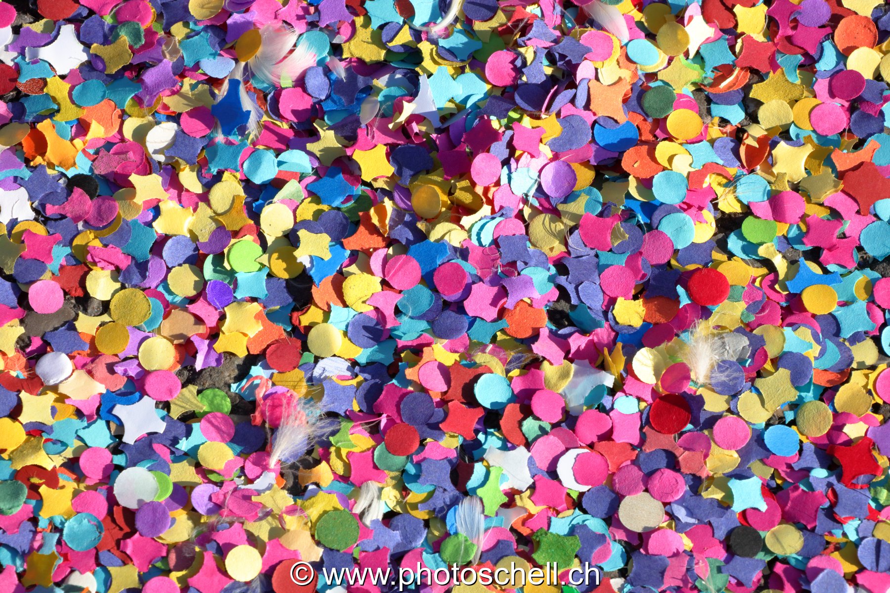 Confettis au sol à la fin du carnaval