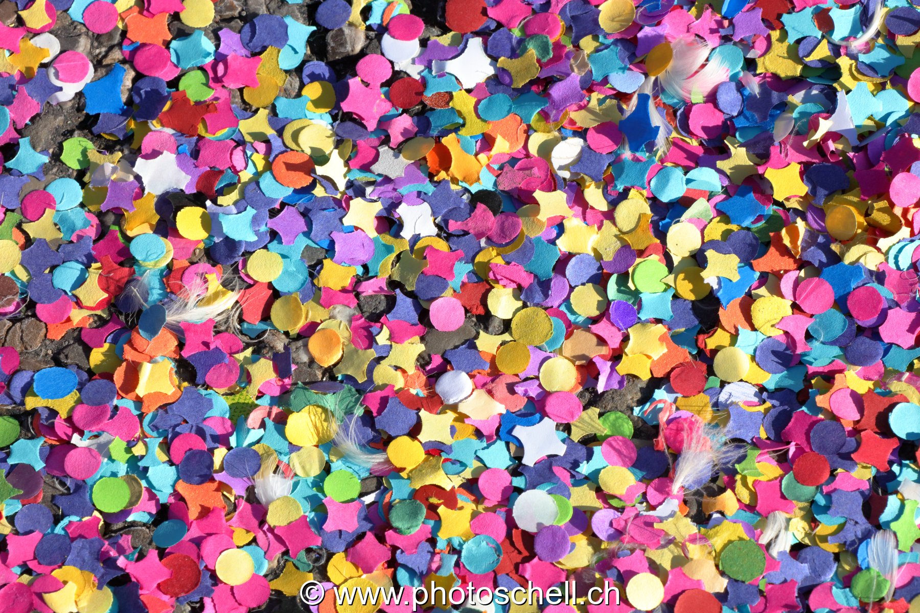 Confettis au sol à la fin du carnaval
