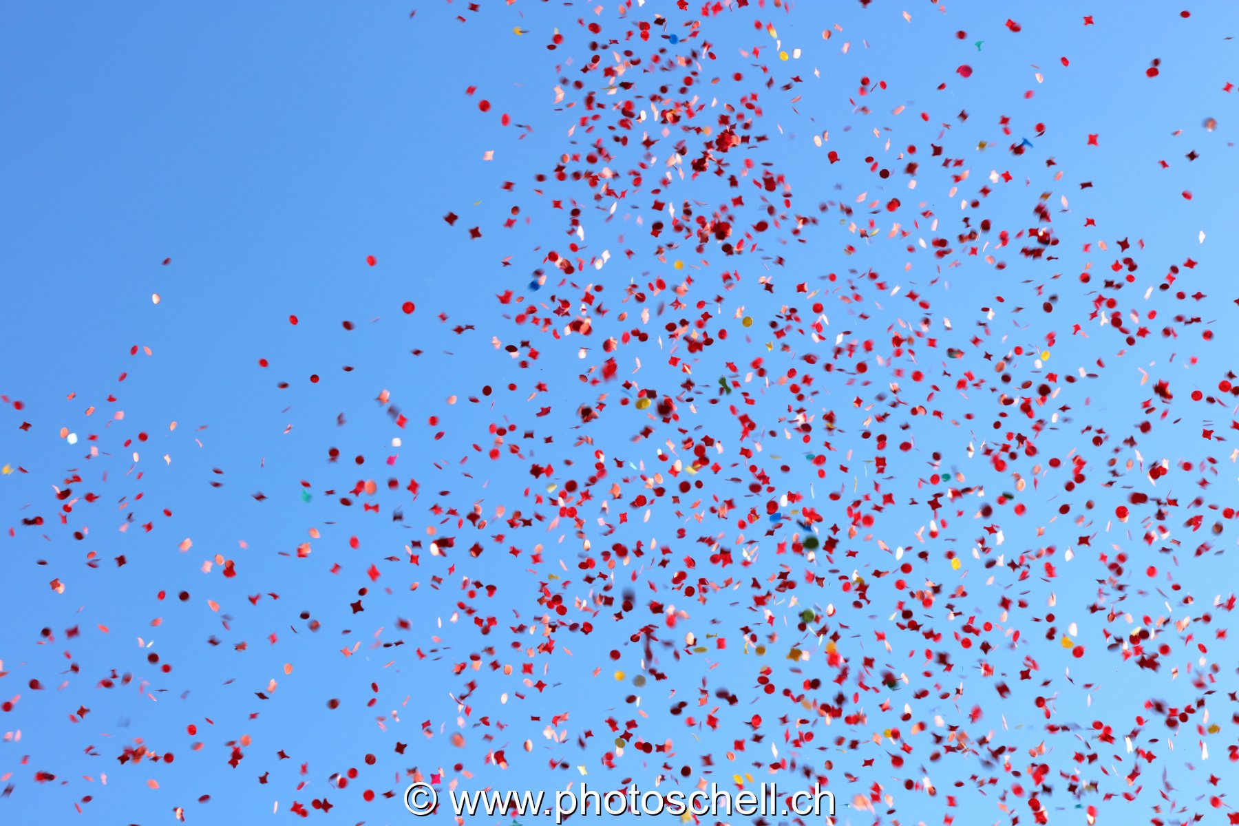 Jet de confettis au canon lors du carnaval