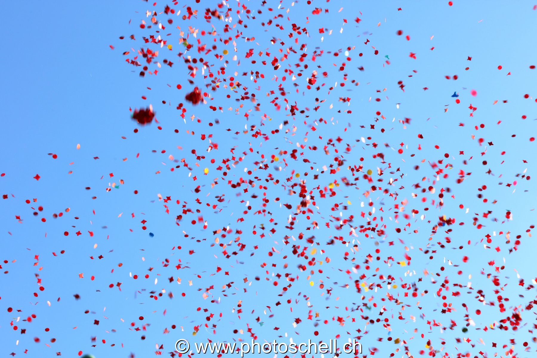 Jet de confettis au canon lors du carnaval