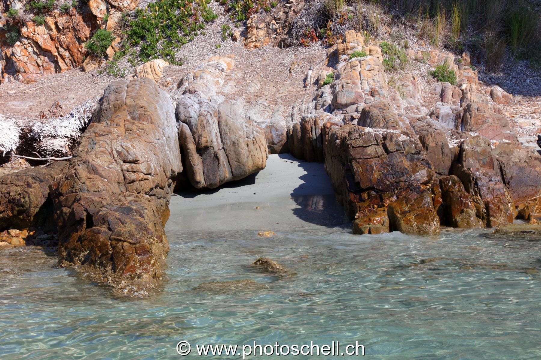 Rocher sur la plage de sable