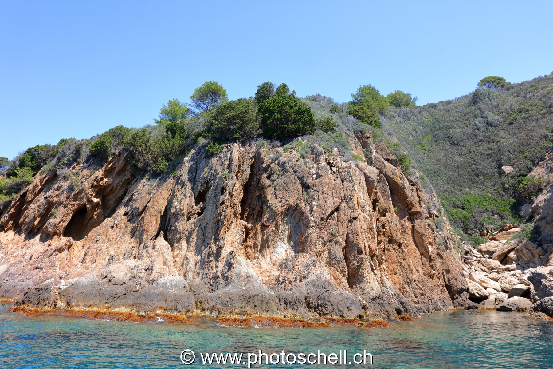 Rochers affleurent l'eau
