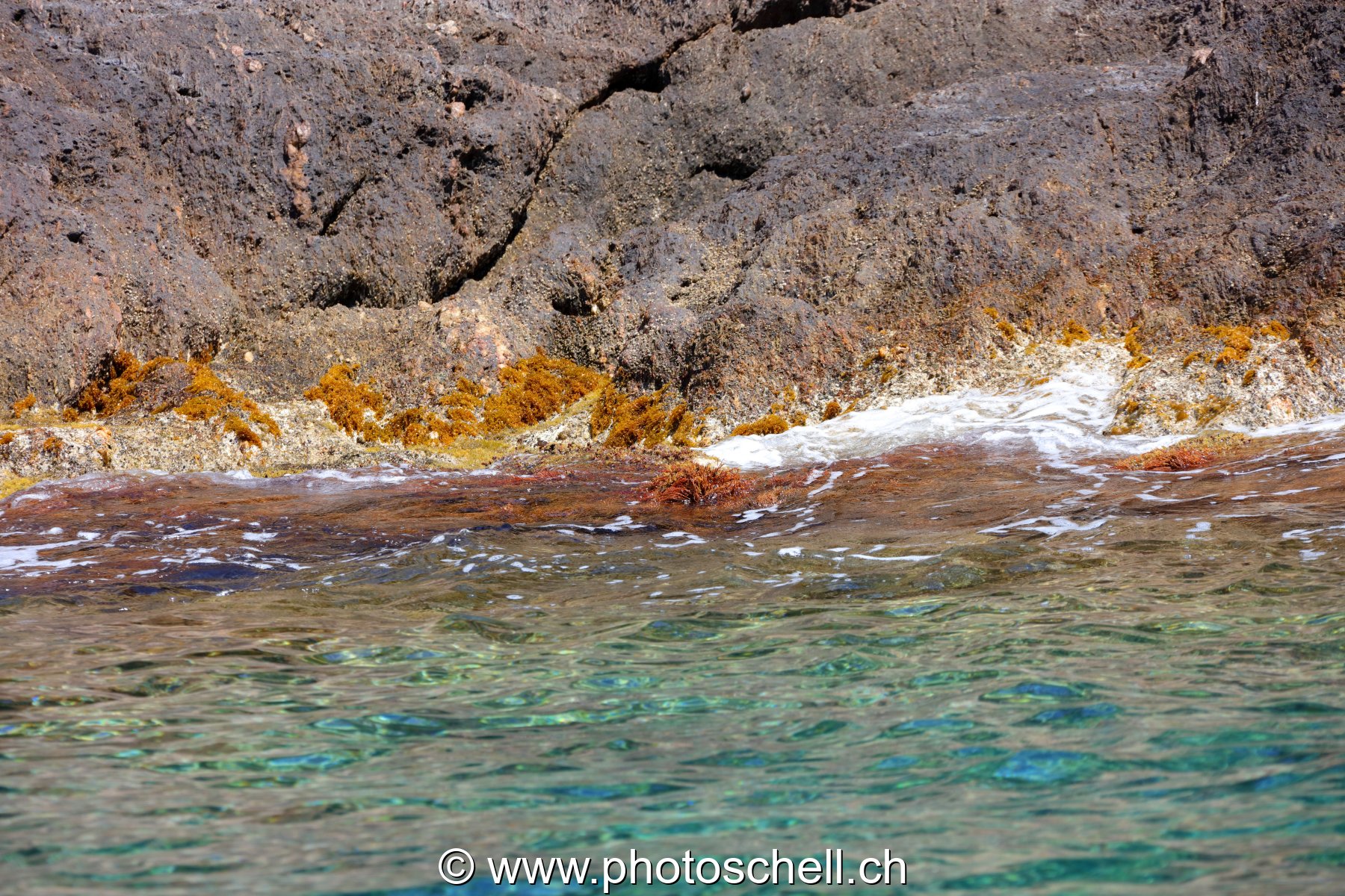 Rochers affleurent l'eau