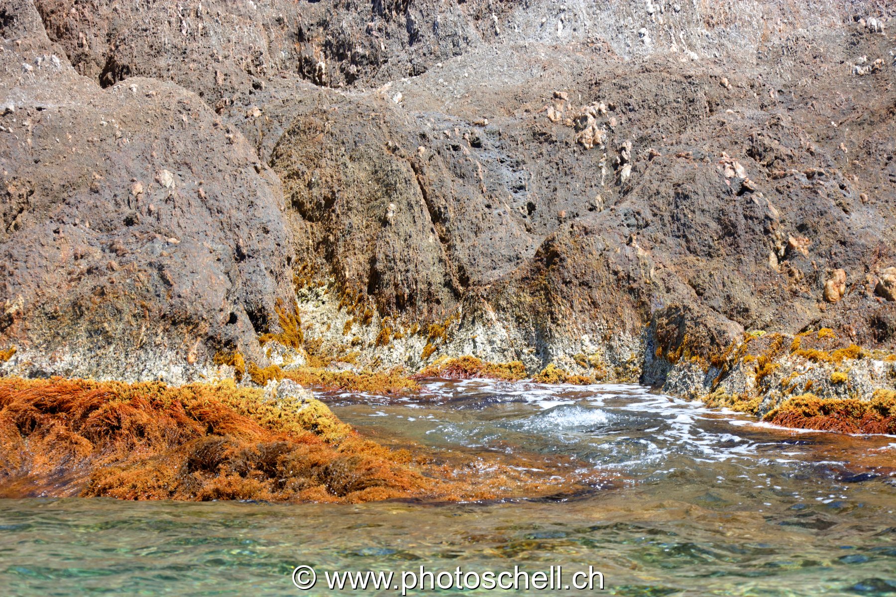 Rochers affleurent l'eau