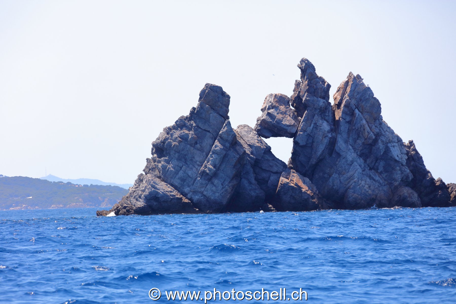 Rochers en mer avec un trou