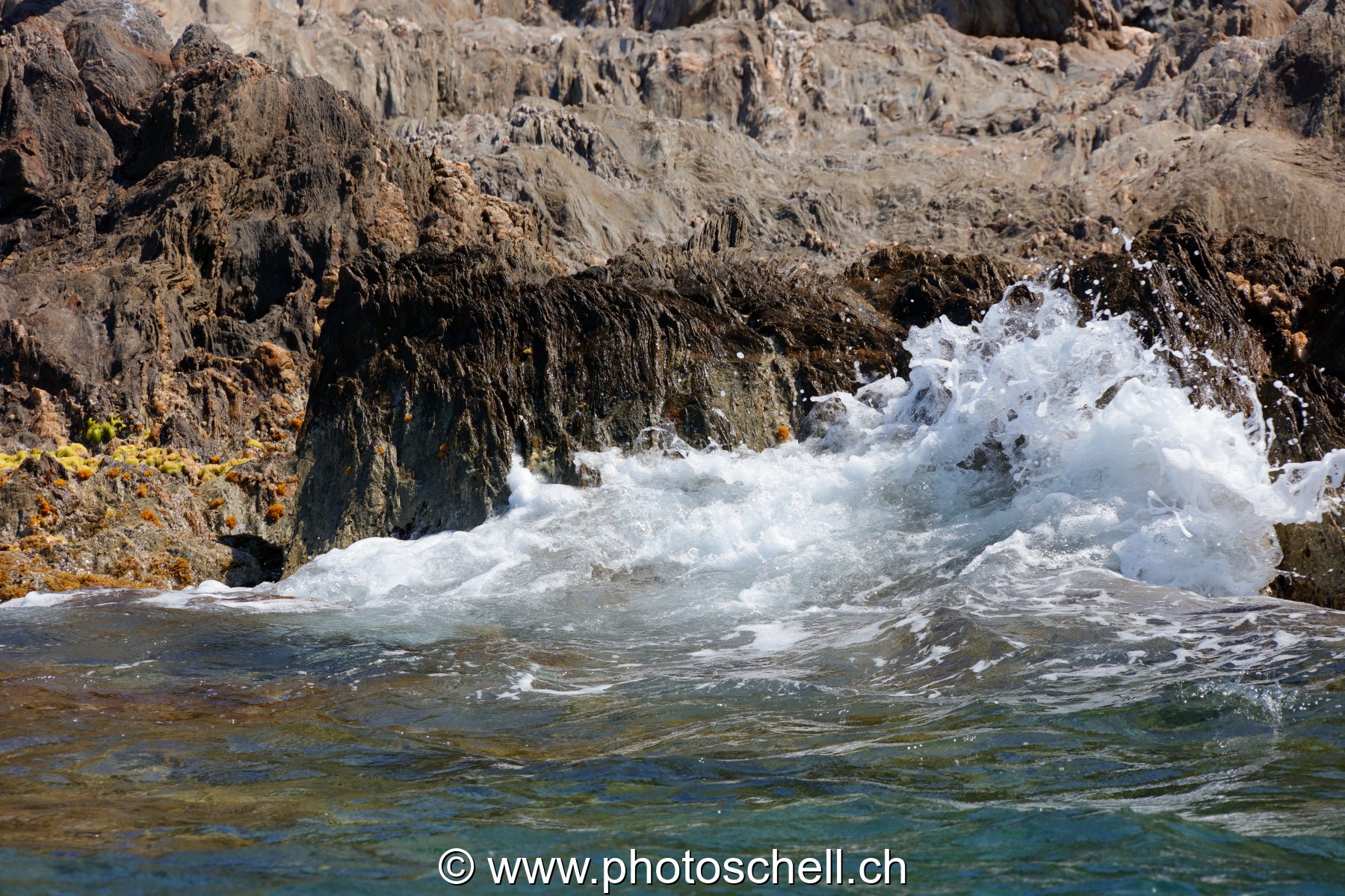 Vagues sur les rochers