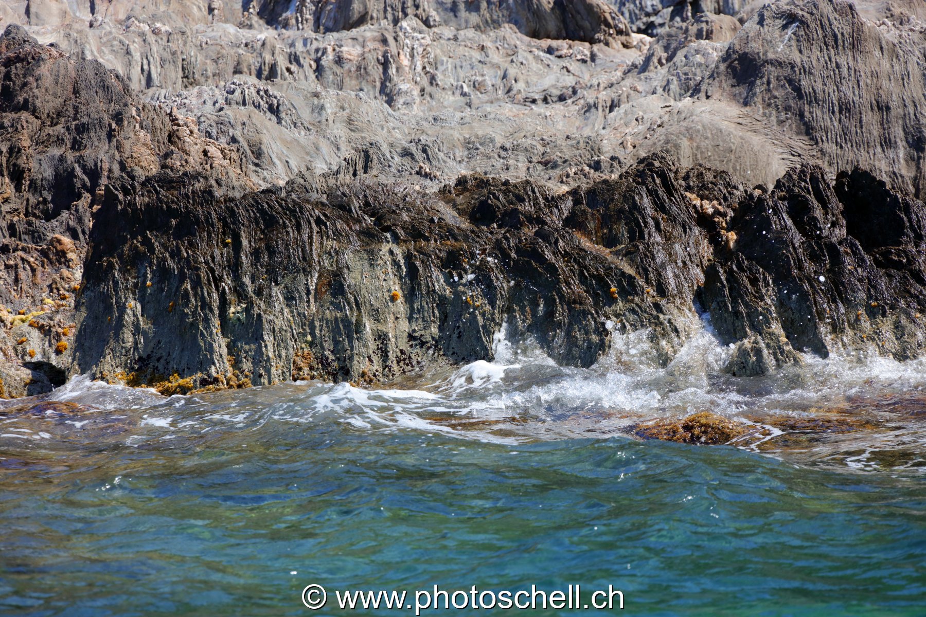 Vagues sur les rochers