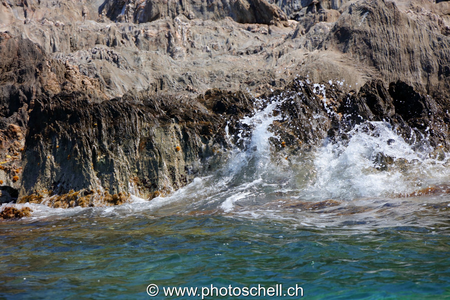 Vagues sur les rochers