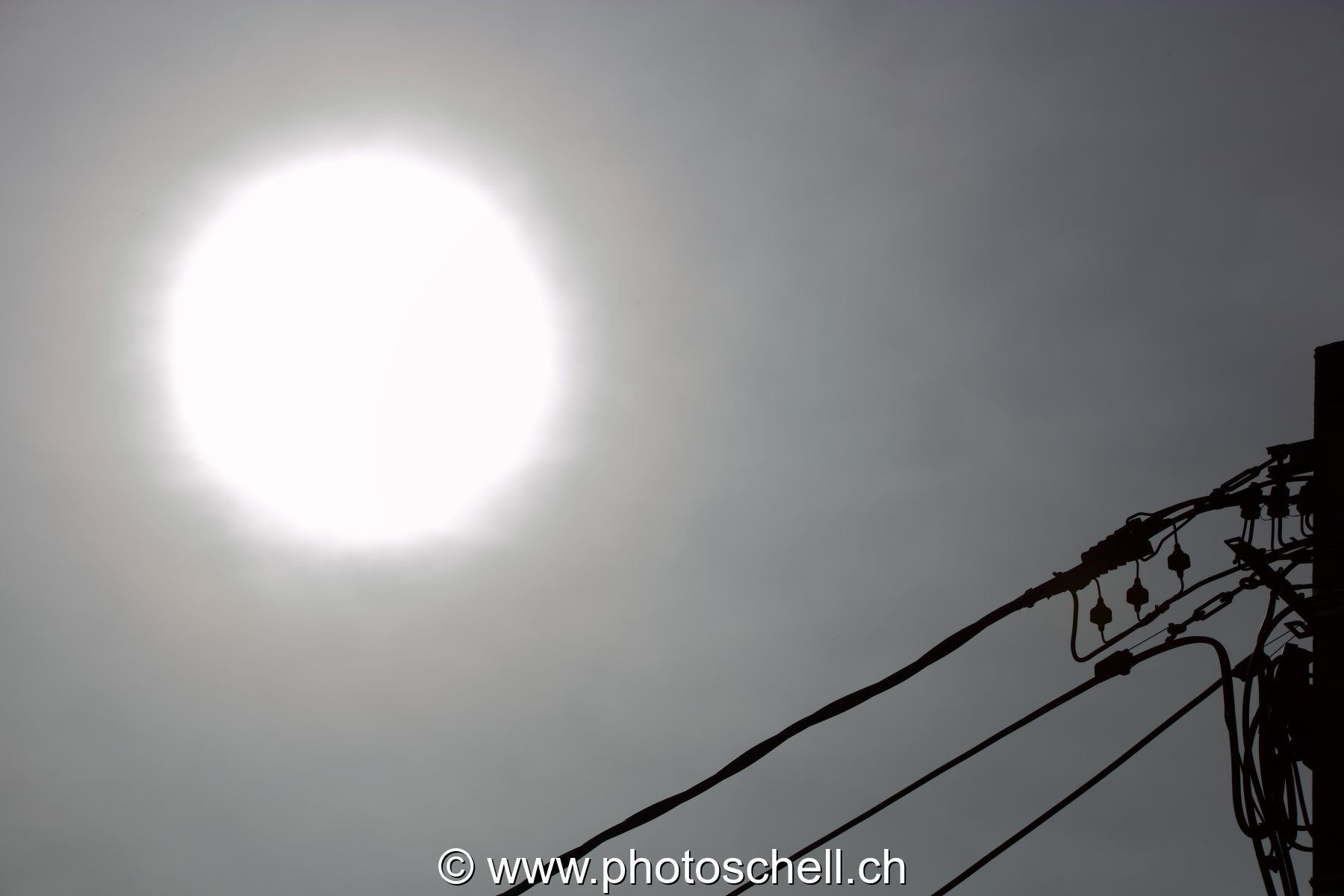 Soleil et câbles électriques