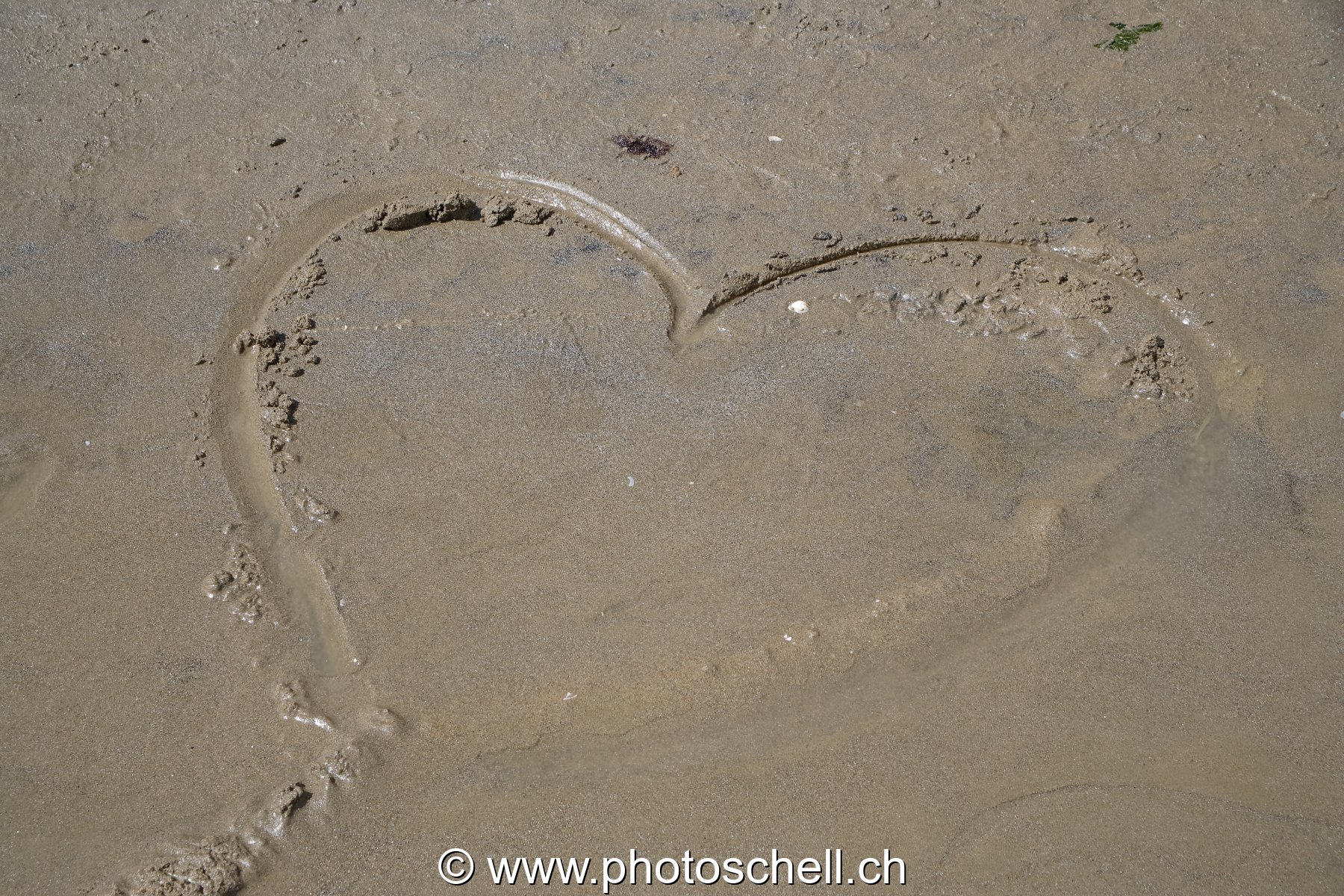 Coeur de sable sur la plage