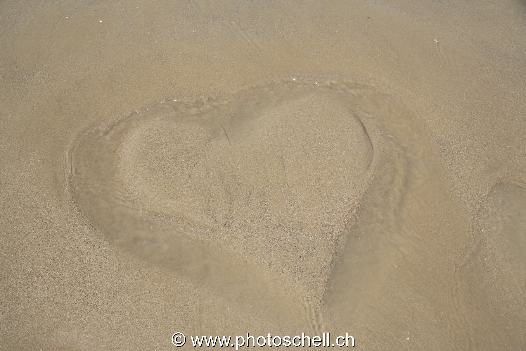 Coeur de sable sur la plage