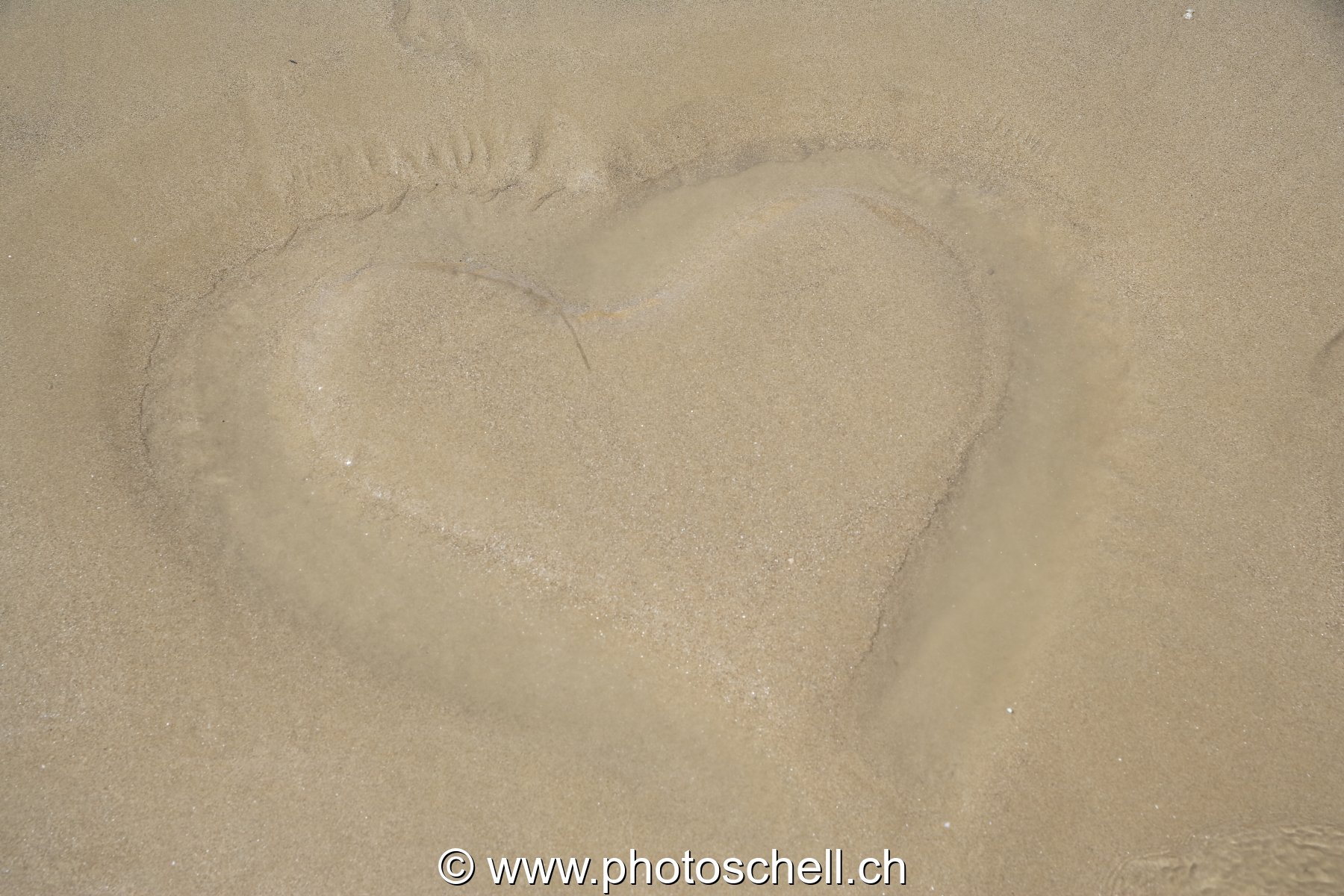 Coeur de sable sur la plage