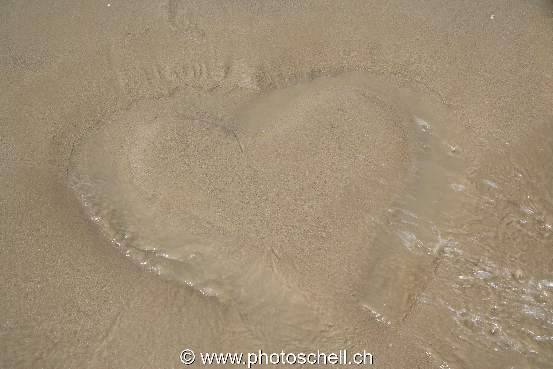 Coeur de sable sur la plage