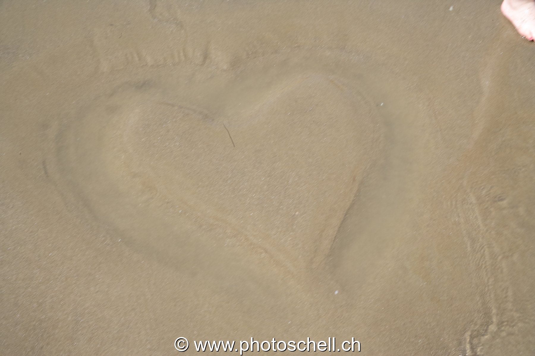 Coeur de sable sur la plage