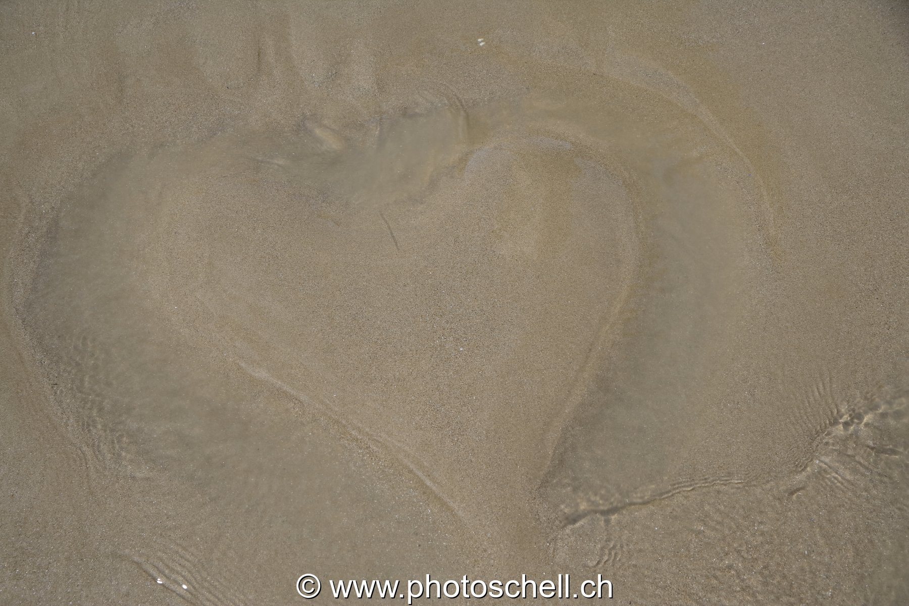 Coeur de sable sur la plage