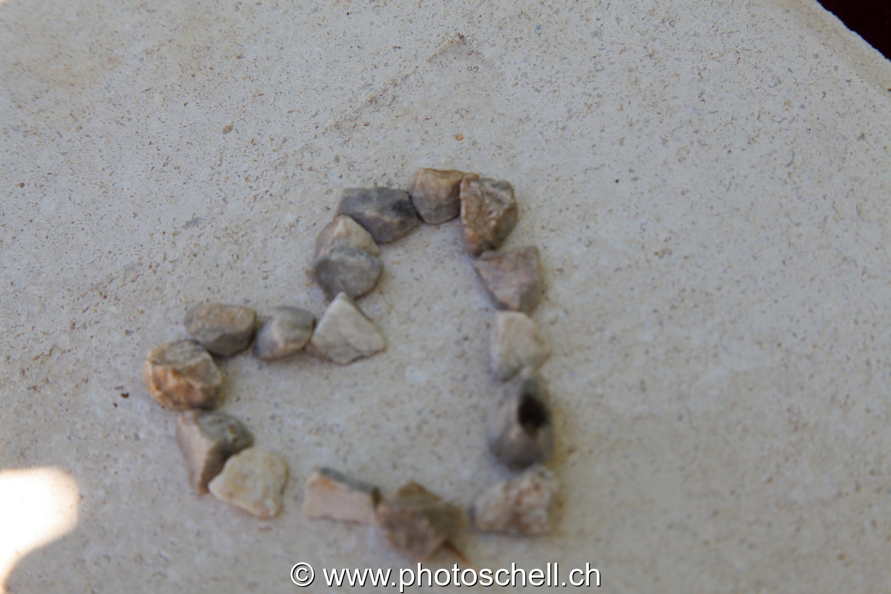 Coeur de pierres sur la plage
