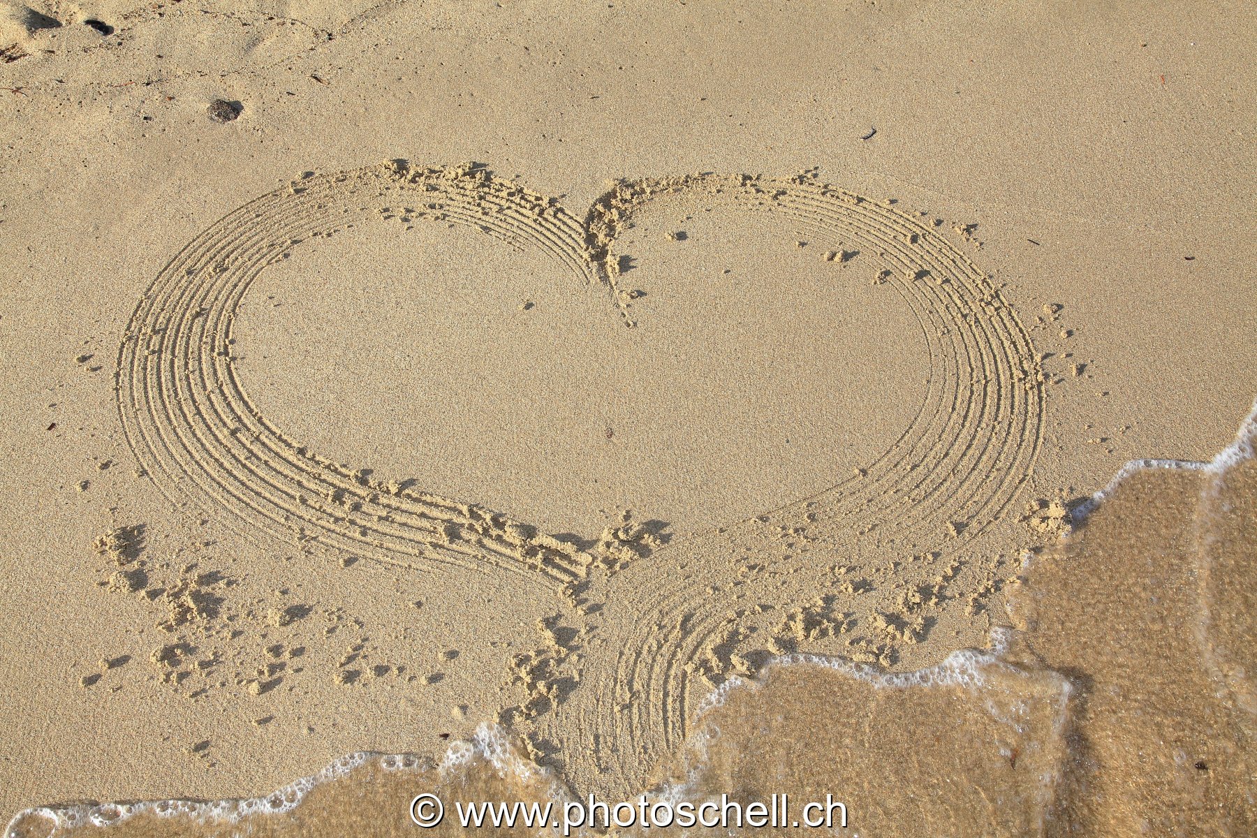 Coeur griffé dans le sable