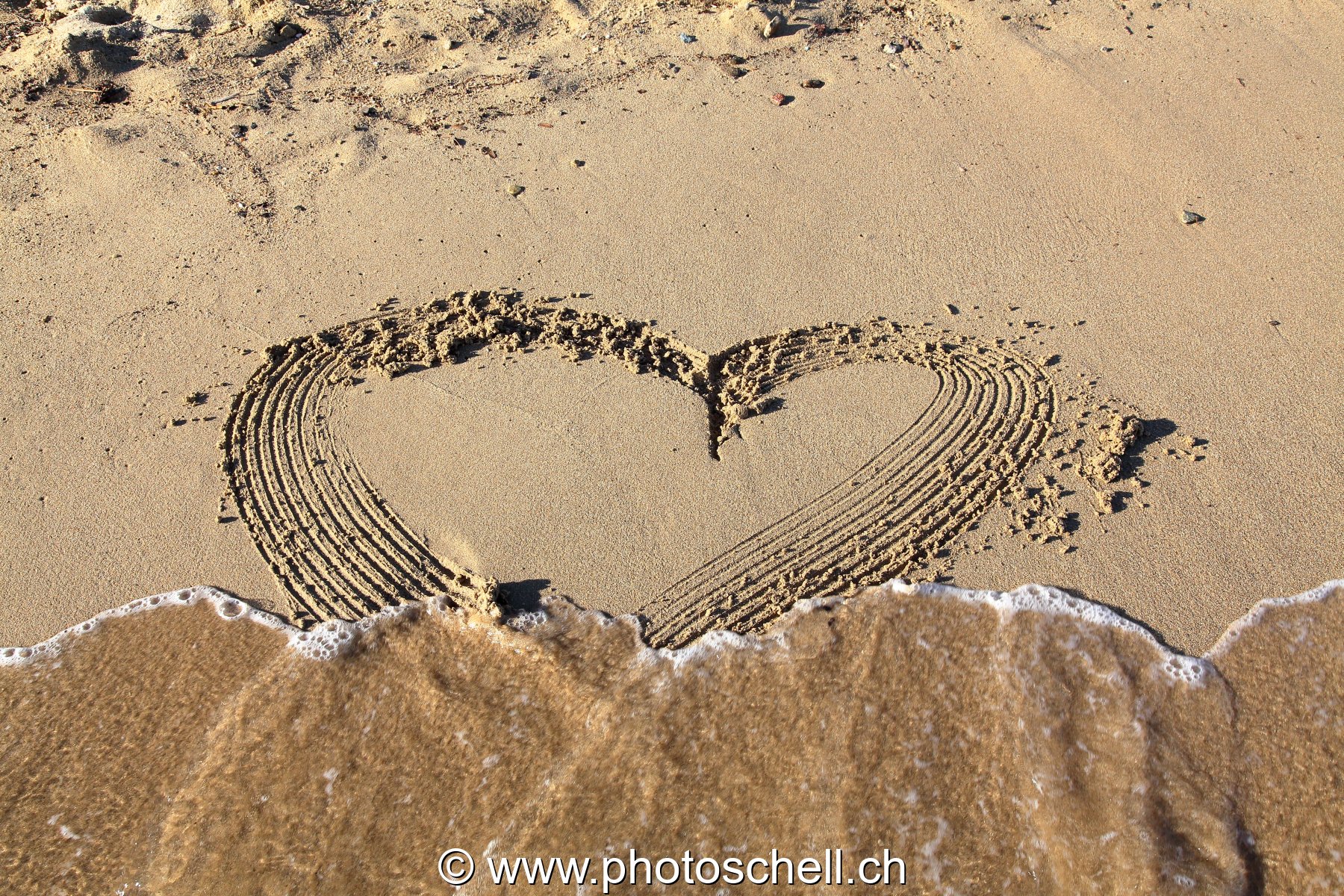 Coeur griffé dans le sable
