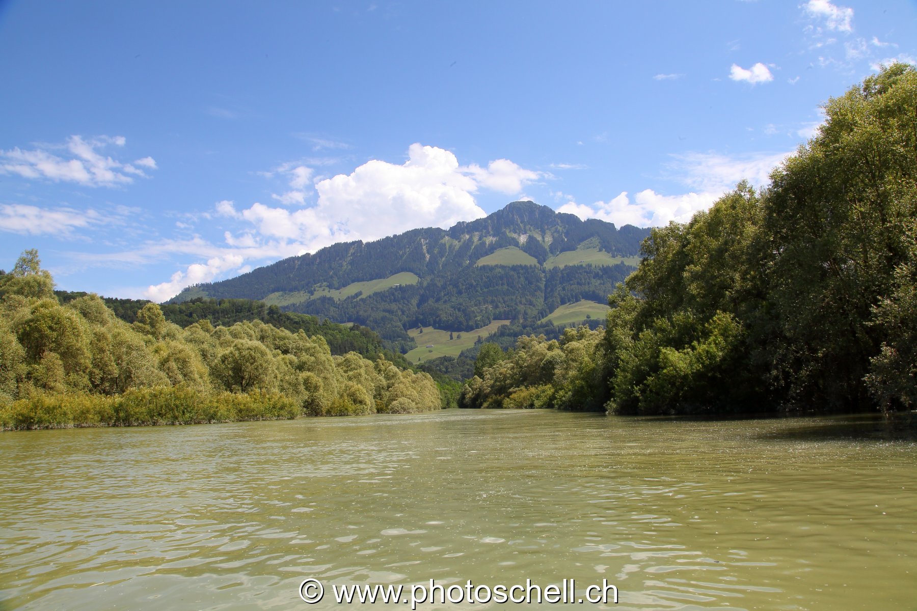 La dent de Broc depuis le lac de la Gruyère