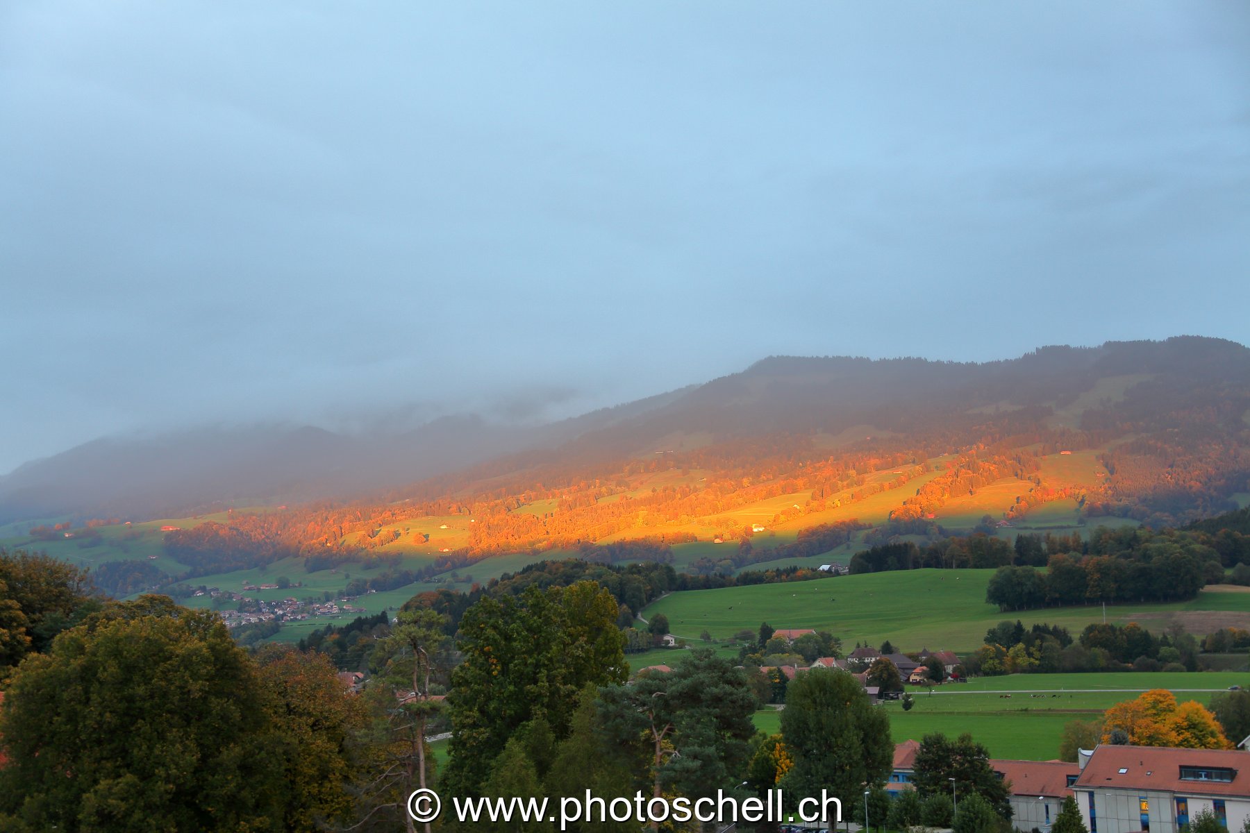 Le soleil du soir filtre sur les préalpes