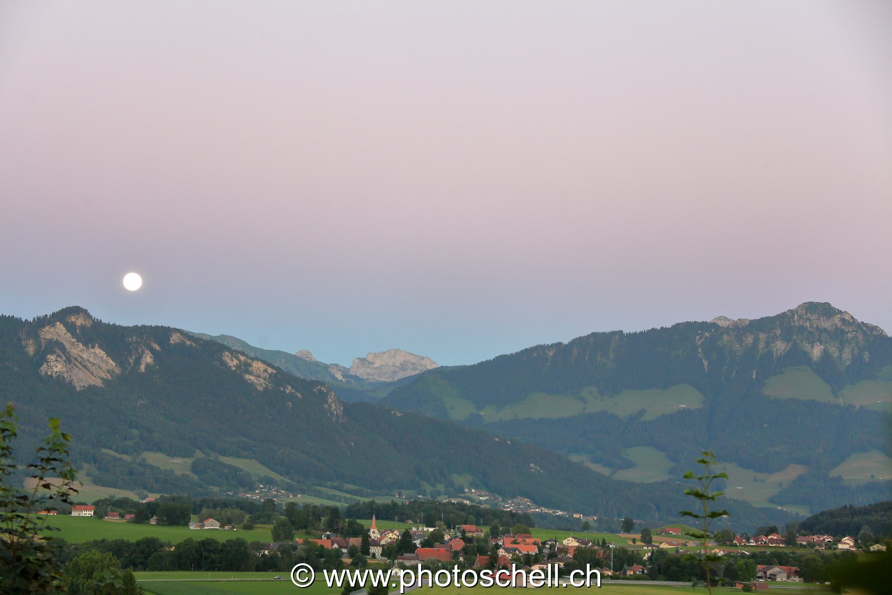 Lever de pleine lune en Gruyère
