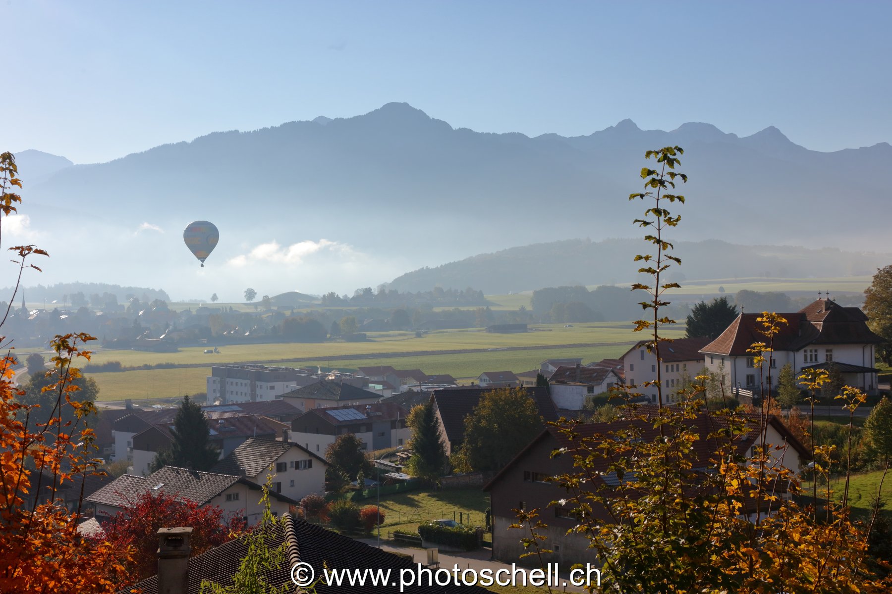Montgolfière dans la brume du matin d'Echarlens