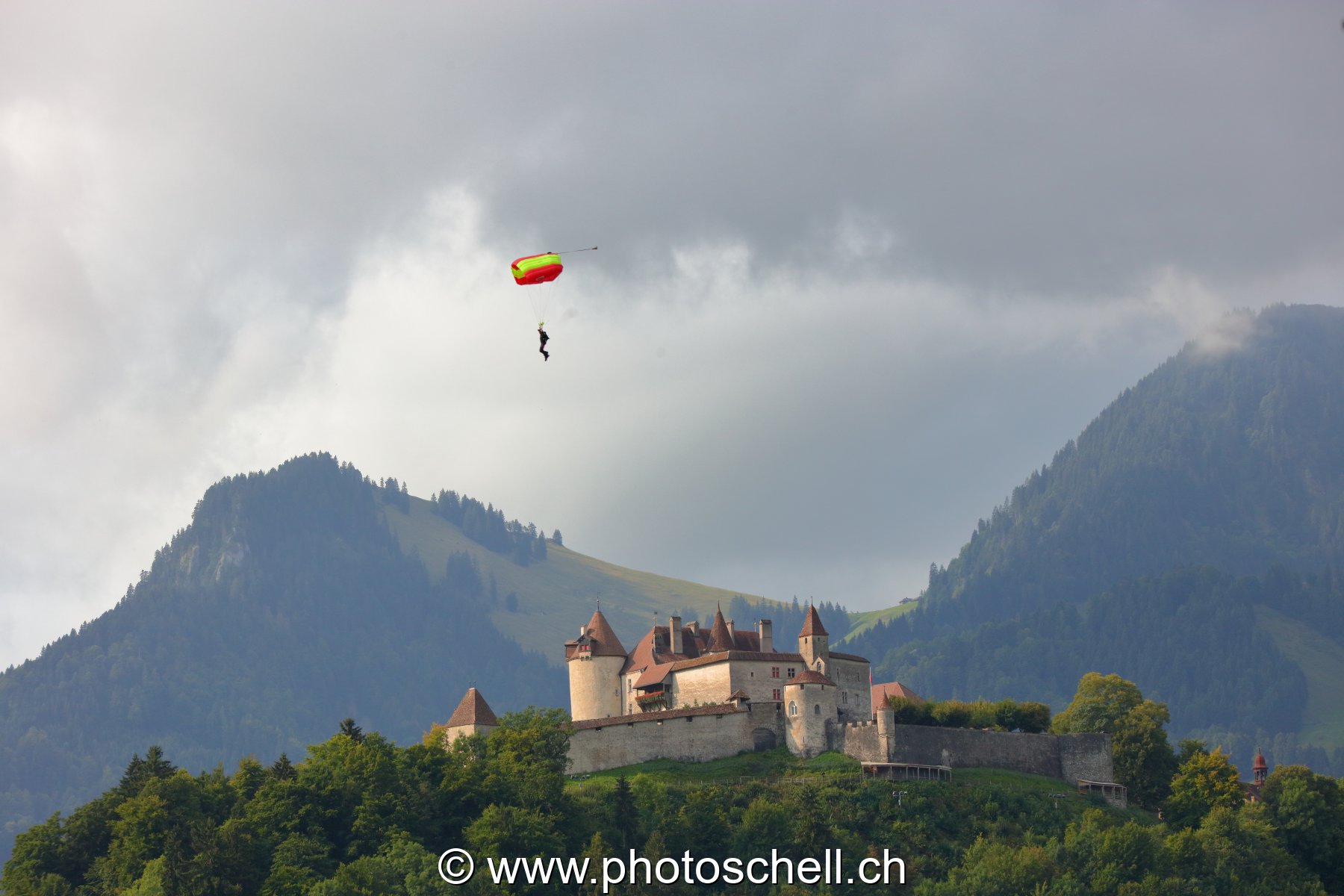 Parapentiste sur le chateau de Gruyère