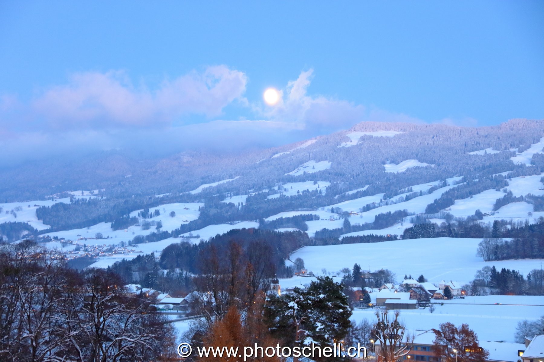 Lever de plein lune sur la Berra