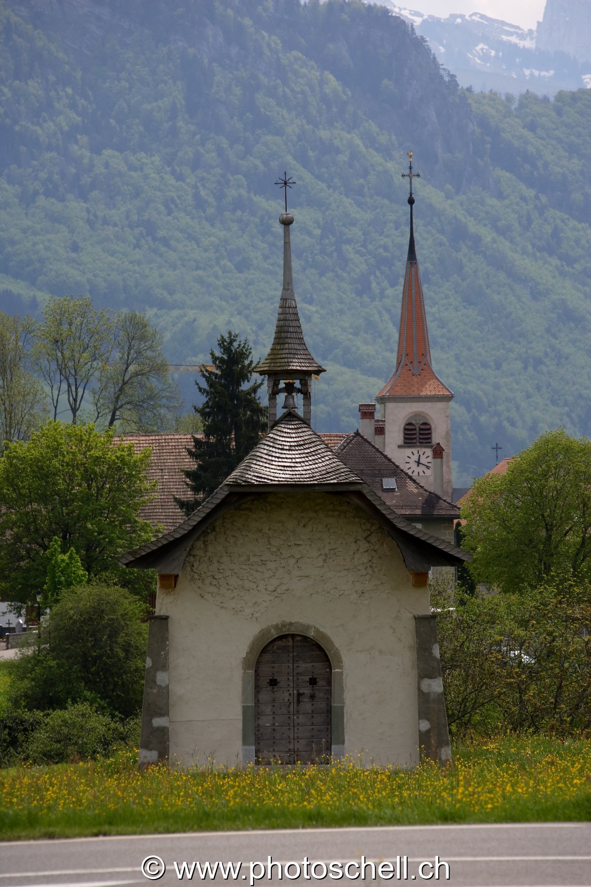 La chapelle et l'église d'Echarlens