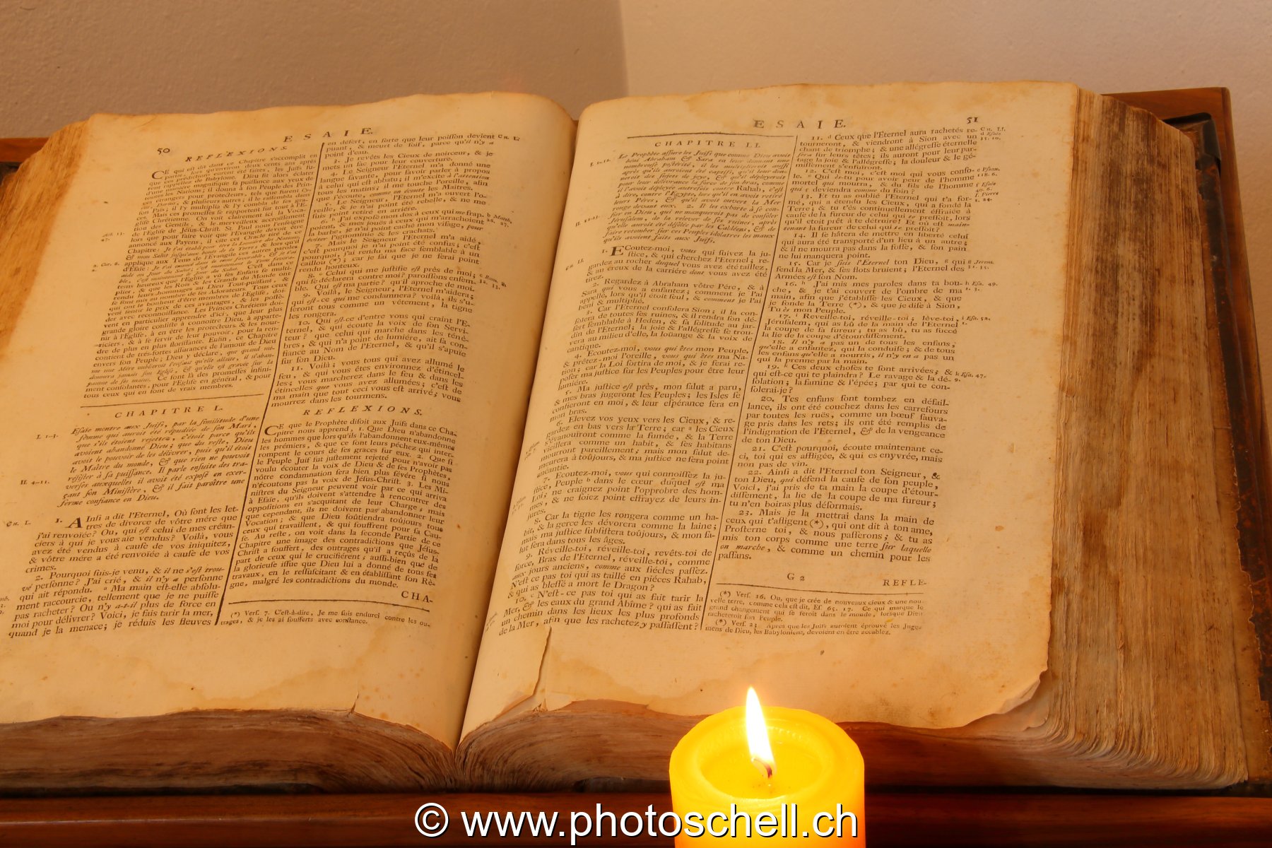 Bible et sa bougie au temple protestant