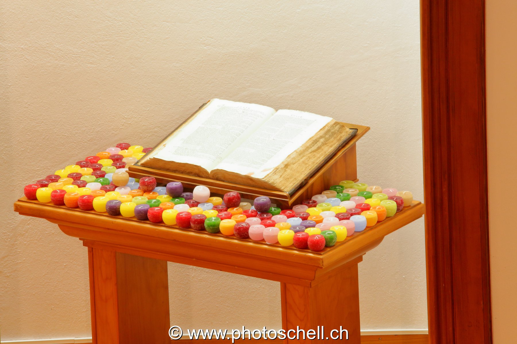 Bible entourée de lumignons