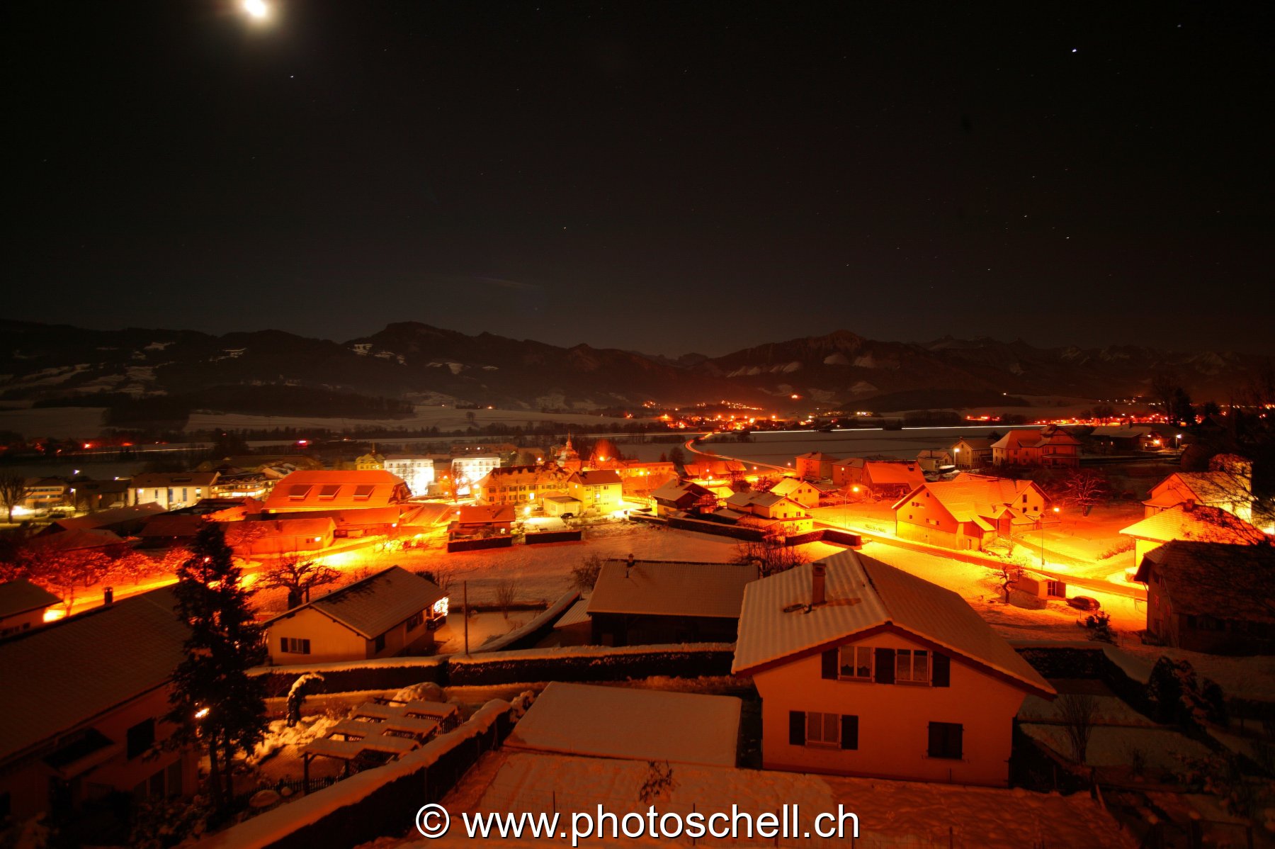 Marsens un soir de lune sous la neige