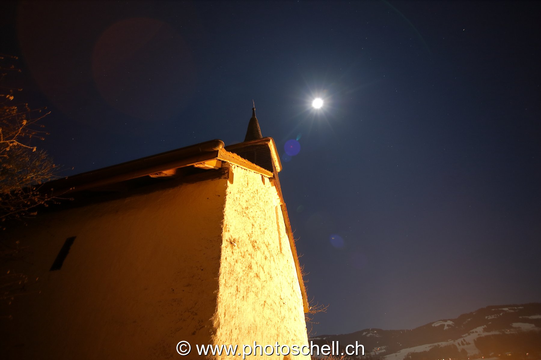 Pleine lune sur la chapelle de l'ile d'Ogoz