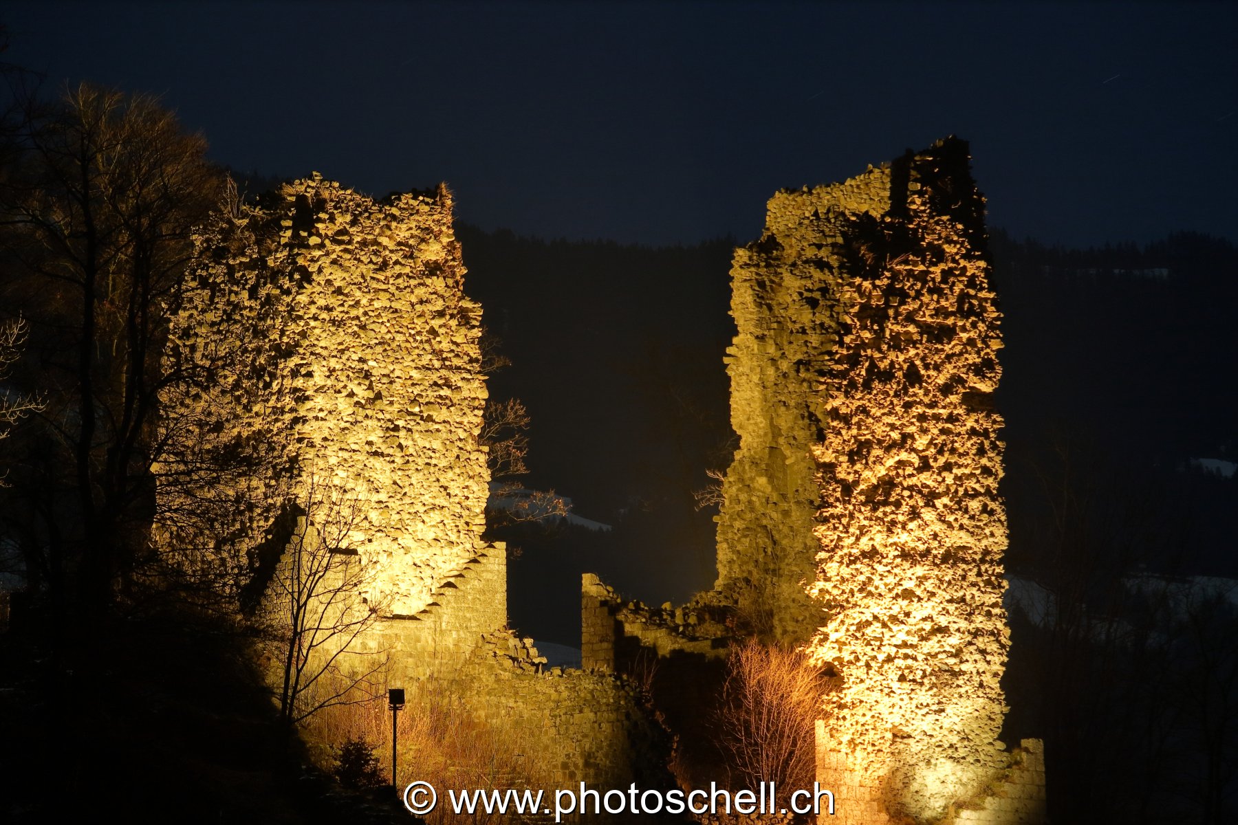 Les ruines des tours de l'ile d'Ogoz