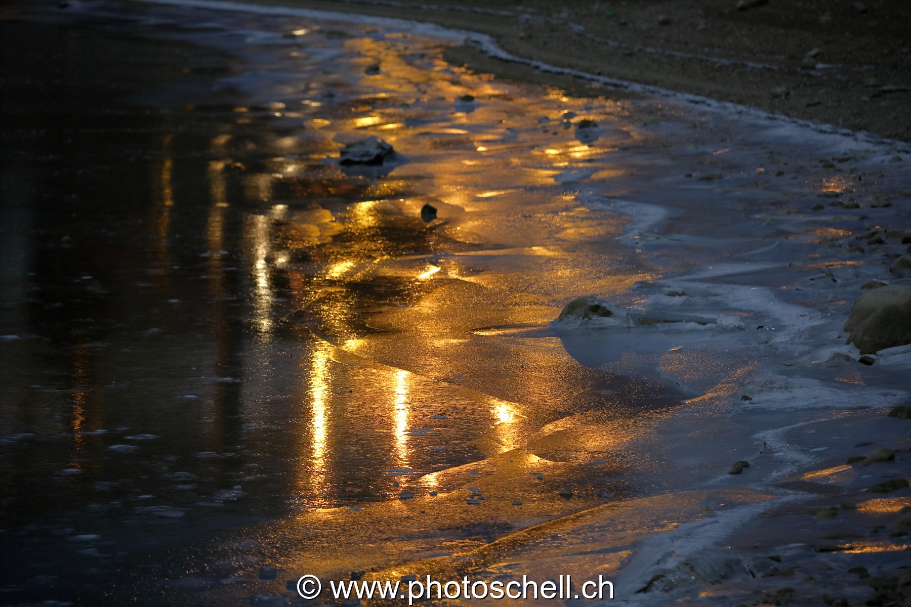 Reflets de la civilisation sur le lac gelé