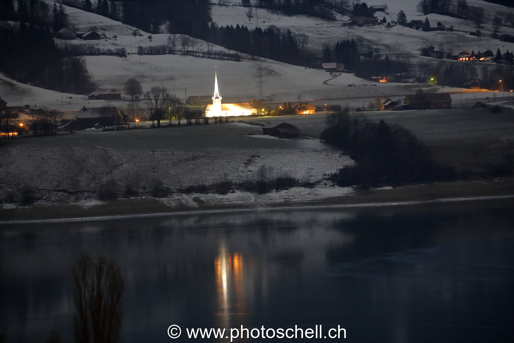 Hauteville, son église et ses reflets dans le lac
