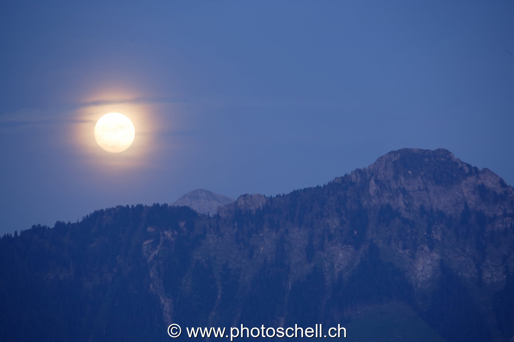 Lever de lune sur la dent de Broc