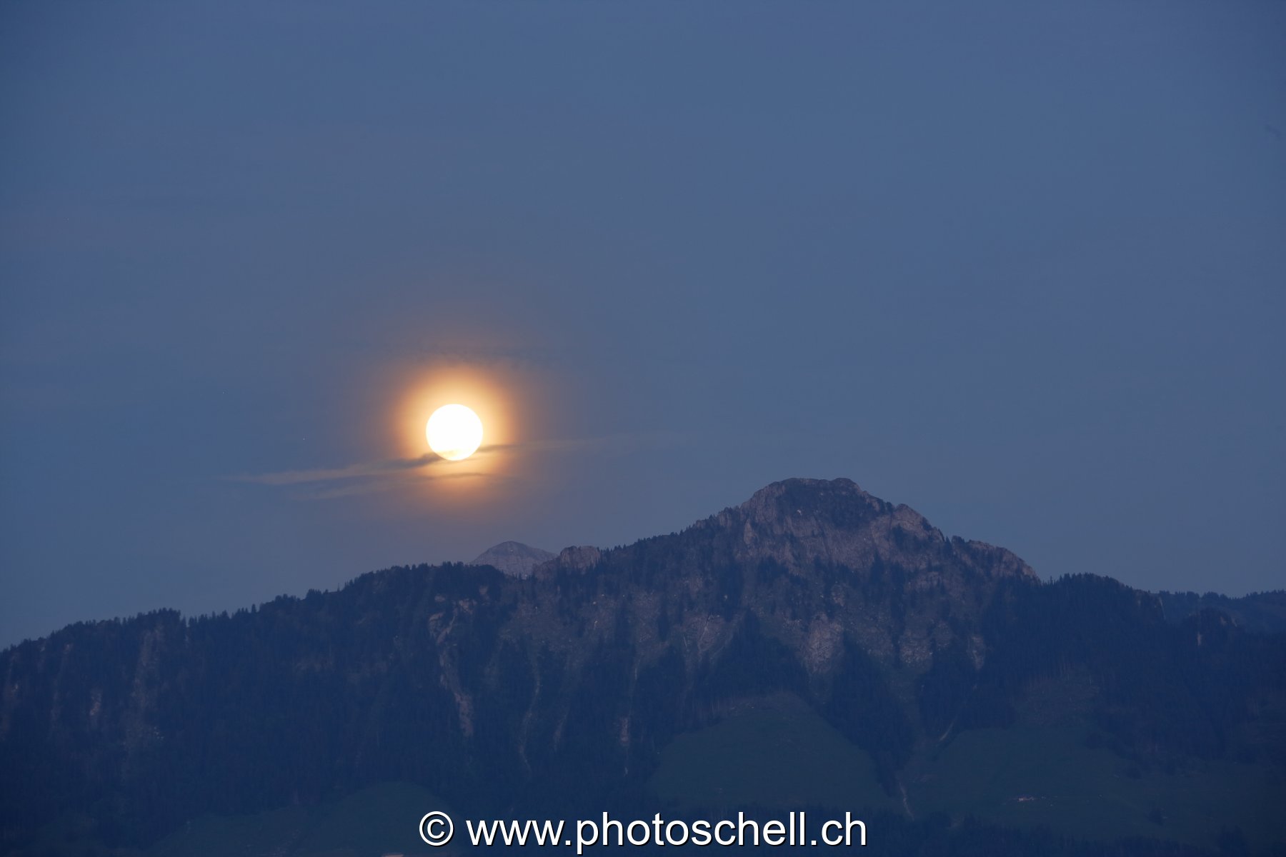 Lever de lune sur la dent de Broc
