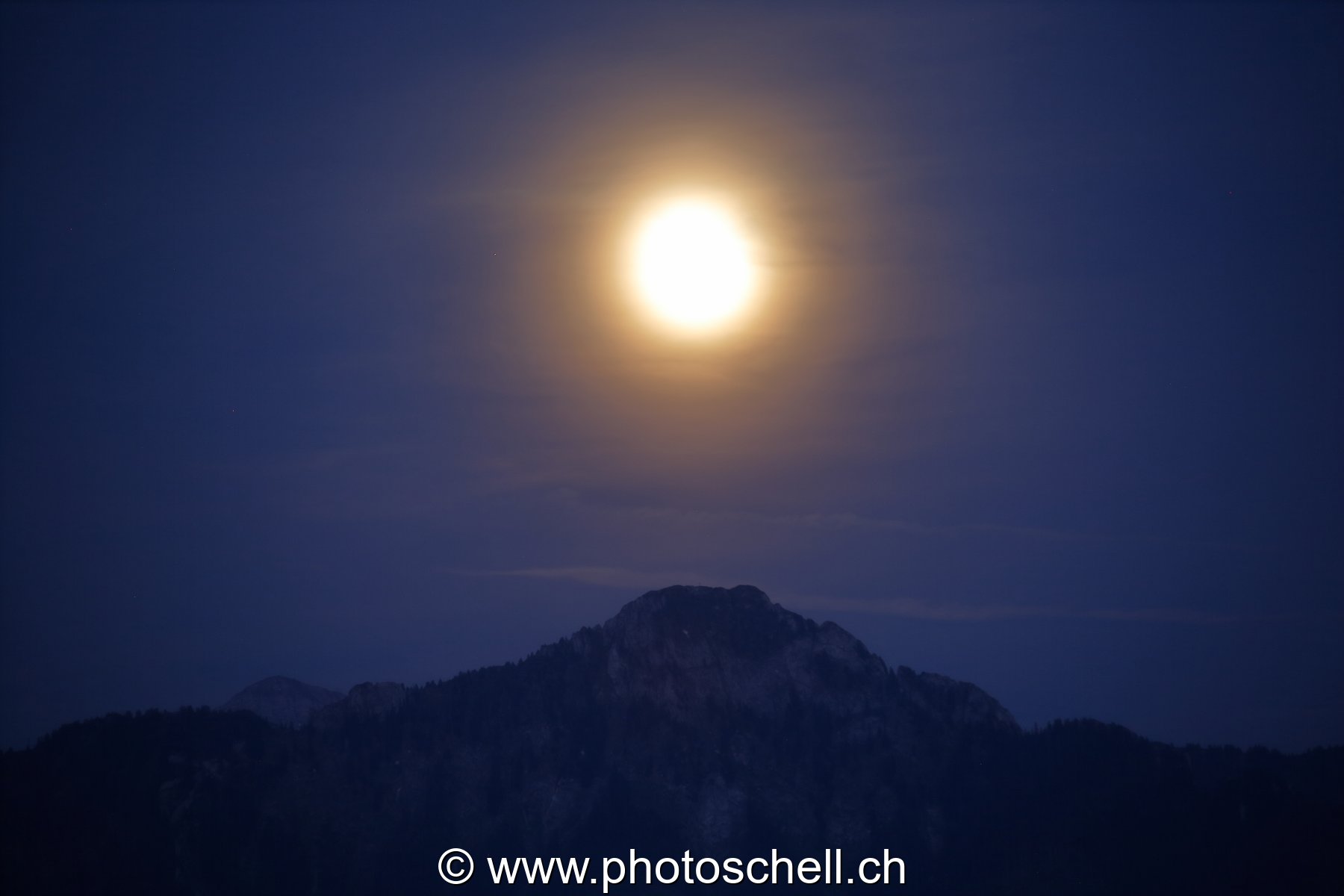Pleine lune sur la dent de Broc