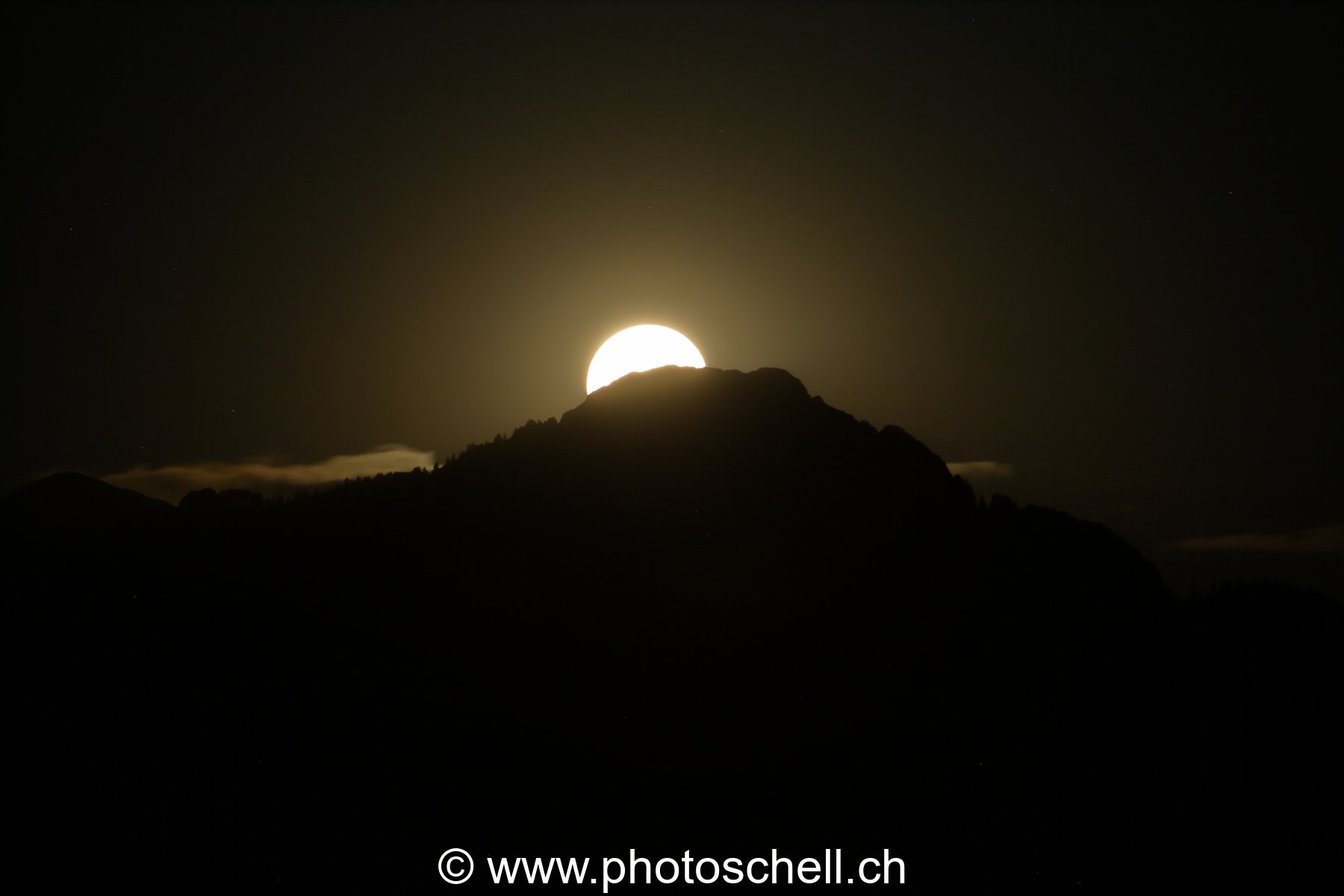 Lever de pleine lune sur la dent de Broc