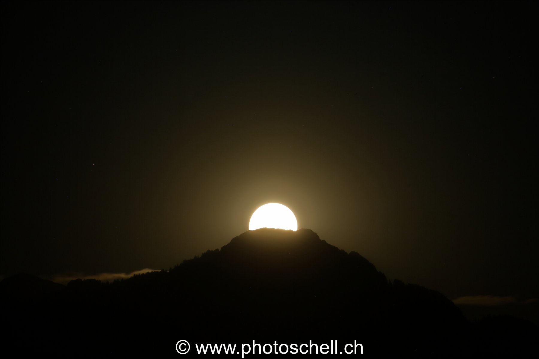 Lever de pleine lune sur la dent de Broc