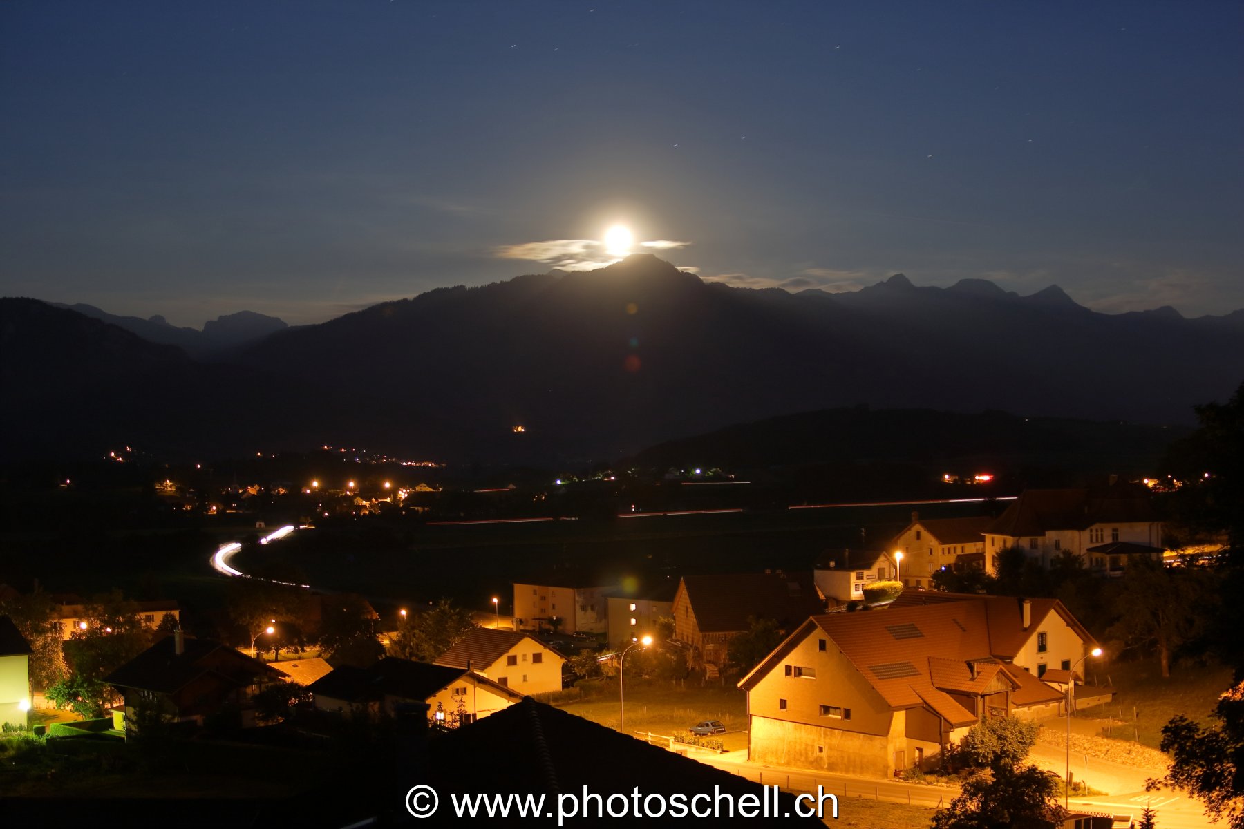 Lever de pleine lune sur les préalpes depuis Marsens