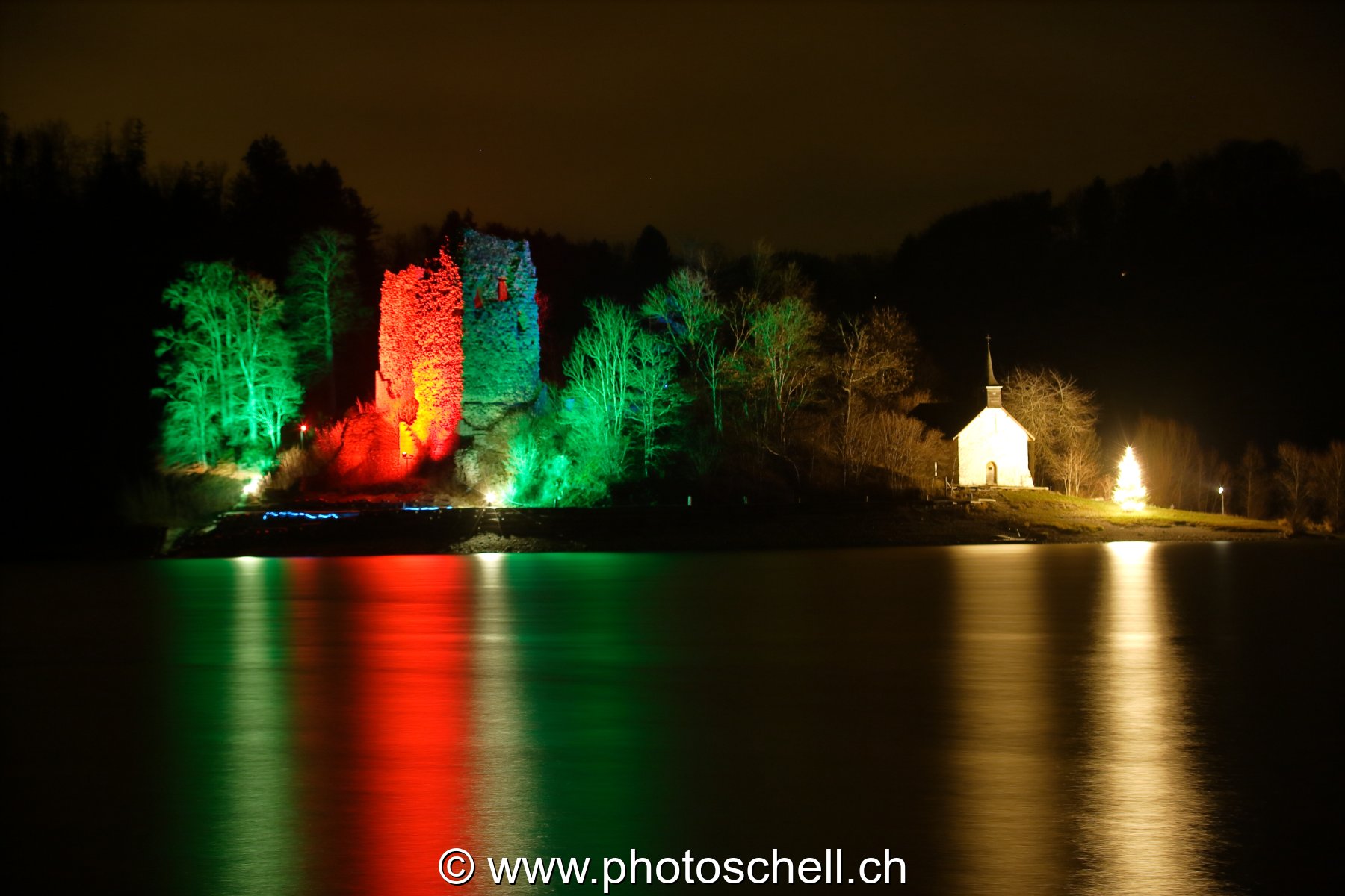 L'île d'Ogoz et son éclairage en couleurs