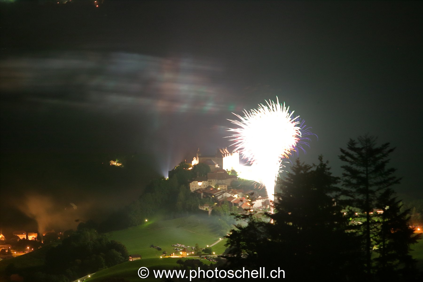 Feux d'artifices du premier août au-dessus de Gruyères
