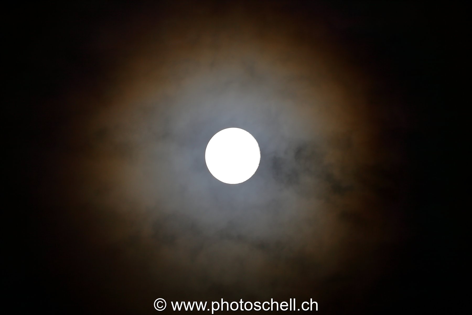 Pleine lune à travers les nuages